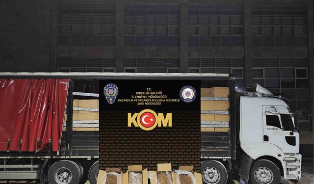 Kırşehir'de durdurulan kamyonda 5,5 ton kaçak tütün ele geçirildi