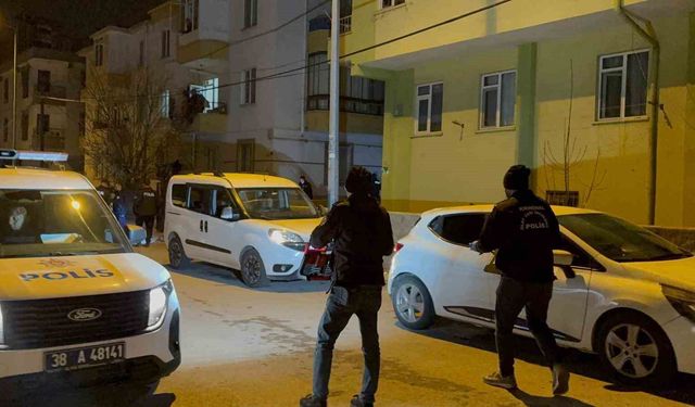 Kurşunlanan evde anne-oğul yaralandı