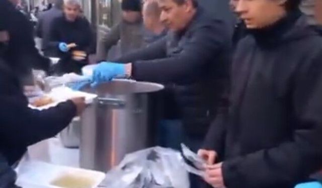 Mahalleli kendi imkanlarıyla bin kişiye iftar verdi