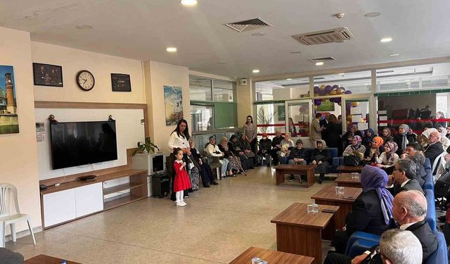 Miniklerden huzurevi sakinlerine anlamlı ziyaret