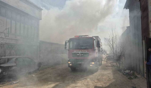 Mobilya deposunda yangın