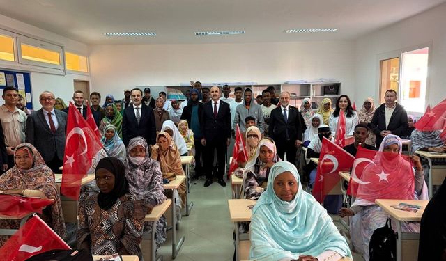 Moritanya'da Türkoloji okuyan Afrikalı öğrenciler UCLG Başkanı Altay'ı coşkuyla karşıladı
