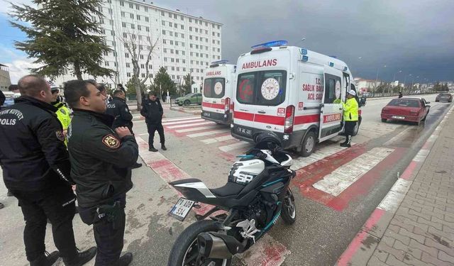 Motosiklet otomobile çarptı: 1 yaralı