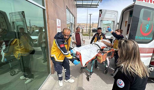 Önce boşanma aşamasında olduğu eşini, sonra kendisini bıçakladı