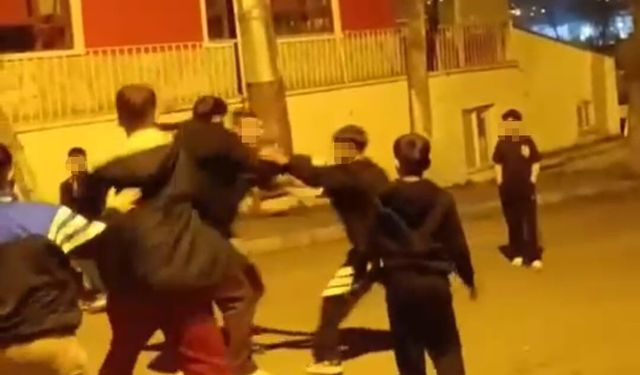 Önü kesilen çocuk yaşıtları tarafından darp edildi