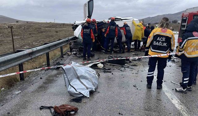 Otomobil hafif ticari araçla çarpıştı: Baba oğul öldü, 4 kişi yaralandı