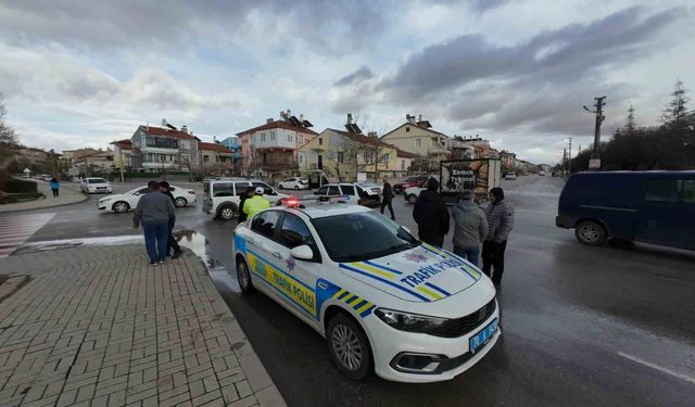 Otomobille hafif ticari araç çarpıştı: 1 yaralı