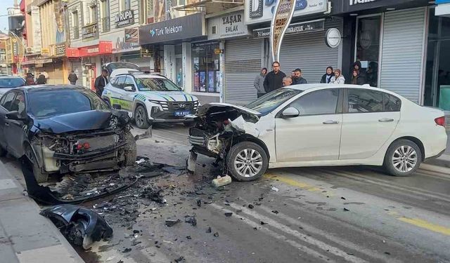 Otomobiller kafa kafaya çarpıştı, 1 yaralı