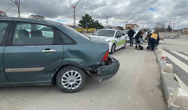 Otomobillerin çarpıştığı an kameraya yansıdı: 1 yaralı