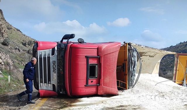 Tır kazası: Zir Vadisi yolu trafiğe kapandı