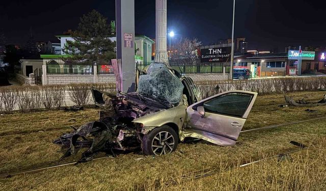 Tramvay yolundaki direğe çarpan otomobil kağıt gibi büküldü: 1 yaralı