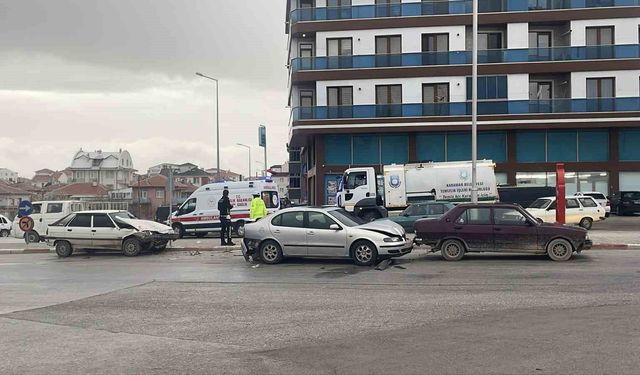 Üç aracın karıştığı zincirleme kazada 1 kişi yaralandı