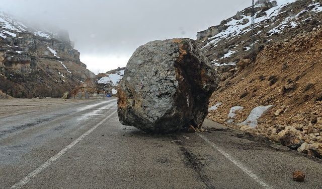 Yola dev kaya düştü