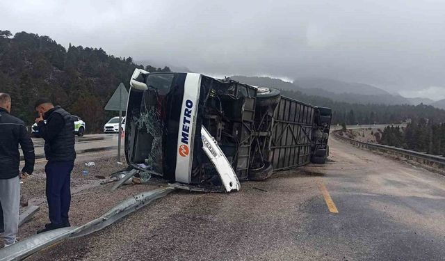 Yolcu otobüsü devrildi: 15 yaralı