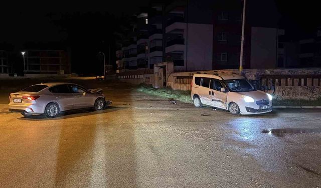 Alkollü sürücü ile 15 yaşındaki çocuğun kullandığı araç çarpıştı: 1 yaralı