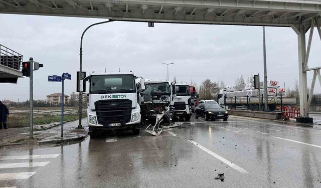Çubuk'ta beton mikserleri çarpıştı: 1 yaralı