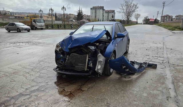 'Dur' levhasına uymayan otomobil, çöp kamyonuna çarptı: 1 yaralı