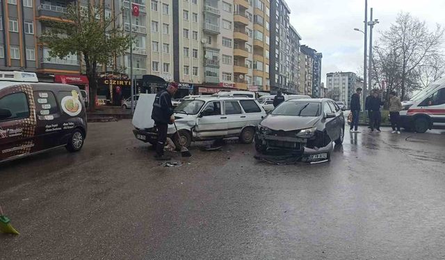 İki otomobil kavşakta çarpıştı: 1 yaralı