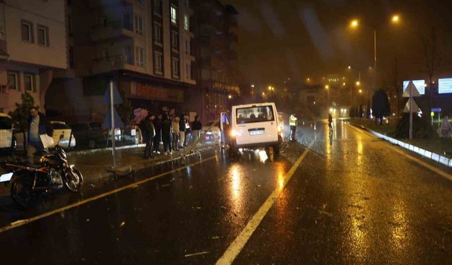 Kontrolden çıkan minibüs refüje çarpıp karşı şeride geçti: 1 yaralı