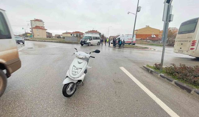 Minibüsle motosiklet çarpıştı: 1 yaralı