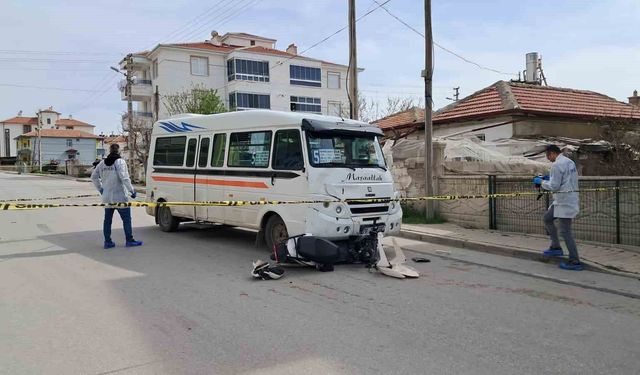 Minibüsün çarptığı elektrikli bisikletteki 2 çocuk ağır yaralandı