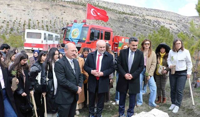 Öğretmen adayları fidanları toprakla buluşturdu