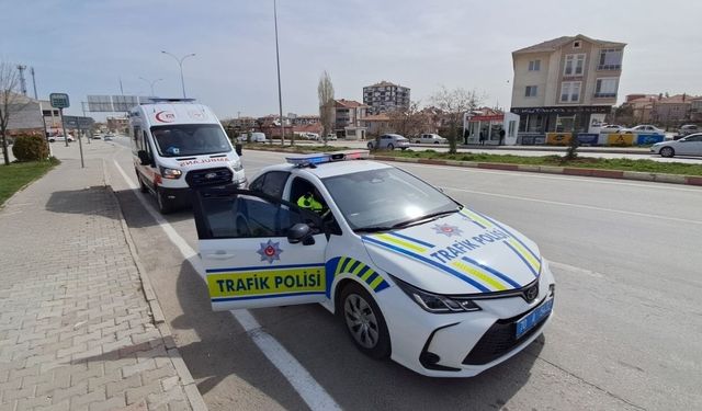 Otomobile çarpan motosikletli yaralandı