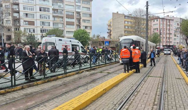 Tramvayın çarptığı yaşlı kadın yaralandı