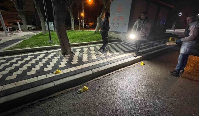 Tüfekle rastgele ateş açıldı: Saçmalar otomobil ile binaya isabet etti