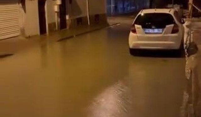 Yağmur suyu ile kaplanan sokaklar vatandaşa zorluk yaşattı