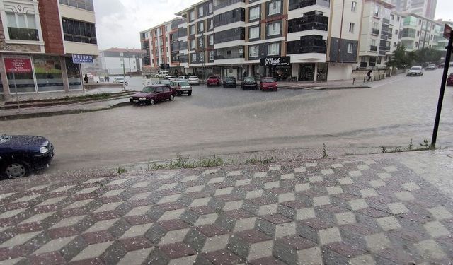 Ankara'da şiddetli yağmur ve dolu sokakları göle çevirdi