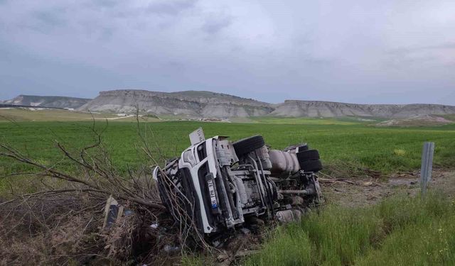 Ankara'da tır şarampole devrildi: 1 ağır yaralı