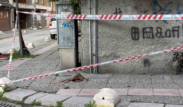 Binadan düşen kiremitler için emniyet şeridi çekildi