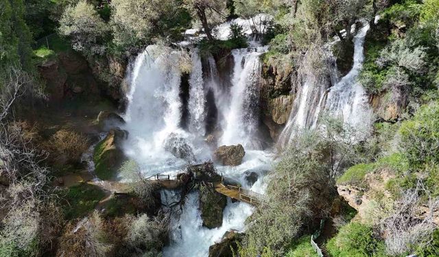 Bozkırın ortasındaki saklı cennet coştu, köprüsü yıkıldı