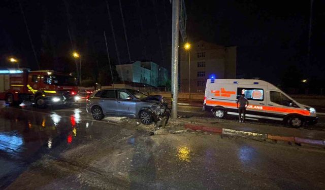 Cip trafik levhasına çarptı: 1 yaralı