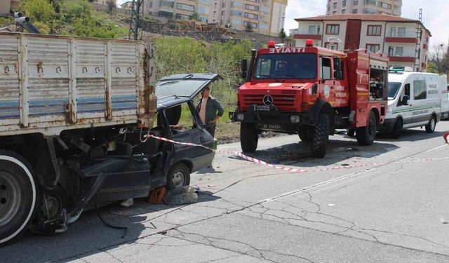 Kamyonun altına giren otomobildeki anne öldü, oğlu ağır yaralandı