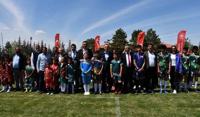Kırsaldaki çocuklar yeşil sahada buluştu