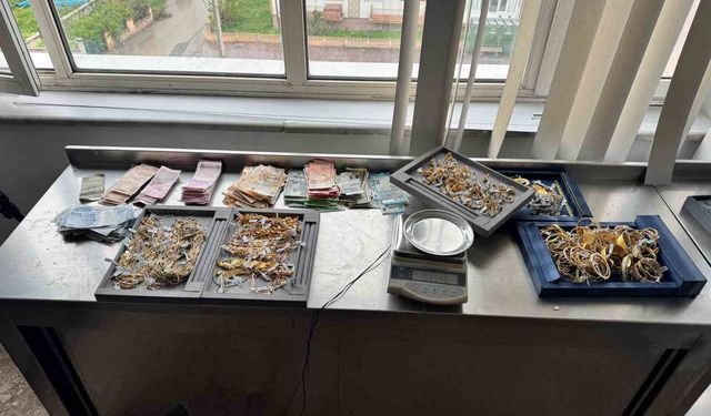Motosikletlerle kuyumcu soyan 4 şüpheliden 2'si yakalandı