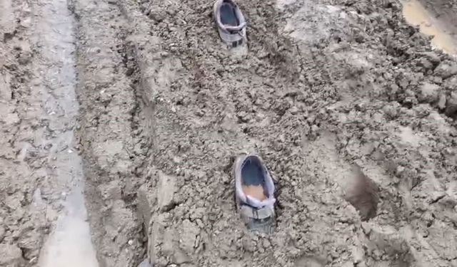 Önce otomobili sonra ayakkabıları çamura saplandı, mezranın yolu survivor parkurunu aratmadı