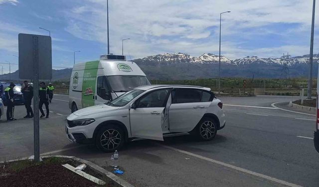 Otomobil ile kamyonet çarpıştı: 4 yaralı
