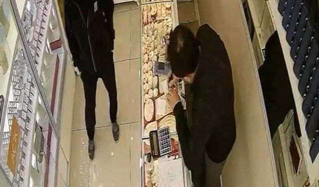 Oyaladığı kuyumcudan altınları çaldı, kaçamadan yakalandı