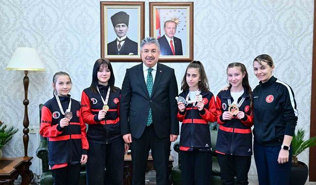 Vali Yılmaz, sporcu Gülsena Karakuyulu ve öğrencilerini makamında ağırladı