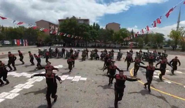 Yunus polislerden 19 Mayıs gösterisi