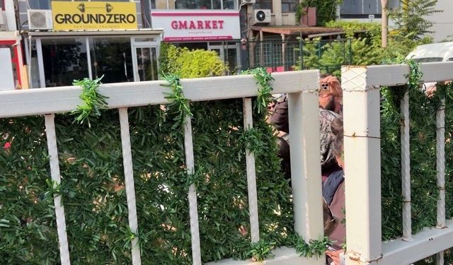 Ankara'daki bir lisede, sınava dakikalar kala öğrenciler okul bahçesine alınmayınca gerginlik yaşandı
