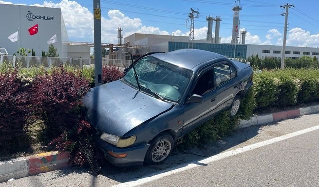 Cipe arkadan çarpan otomobil refüje çıktı: 3 yaralı