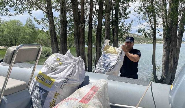 Dalgıç polislerden çevreye örnek davranış