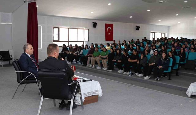 ERÜ Rektörü Altun, Develi'de öğrenciler ile buluştu