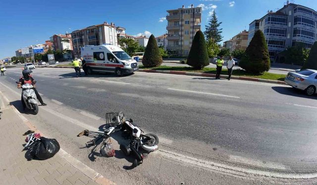 Otomobille elektrikli bisiklet çarpıştı: 1 yaralı