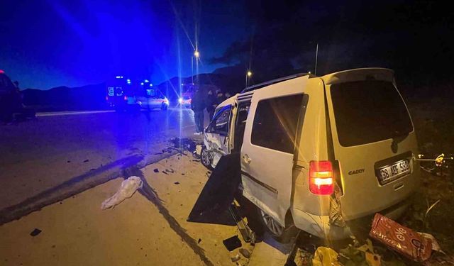 Otomobille hafif ticari araç çarpıştı: 1 ölü, 6 yaralı