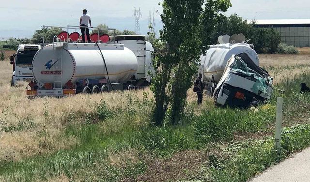 Tanker şarampole devrildi: 1 yaralı
